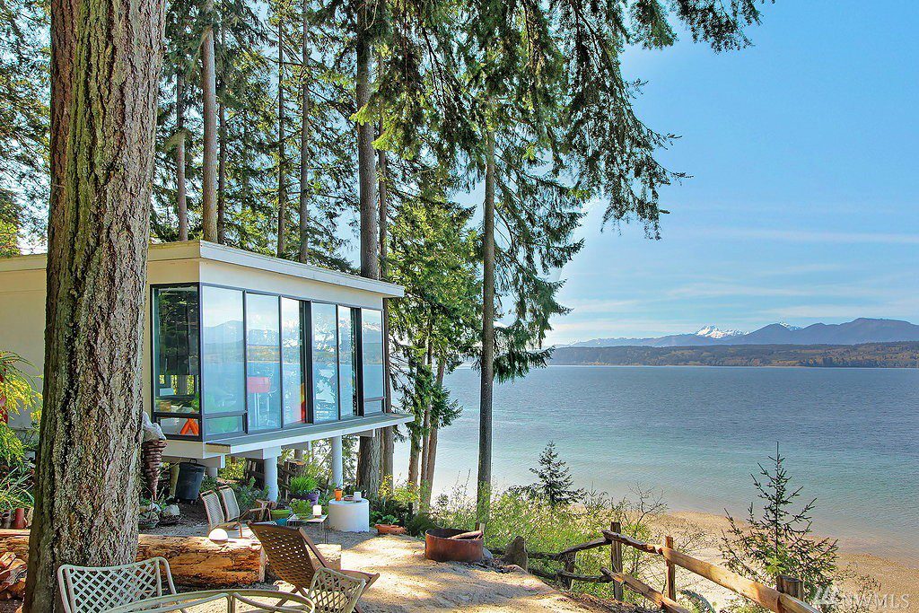 This Modern Poulsbo Home Feels Like a Vacation